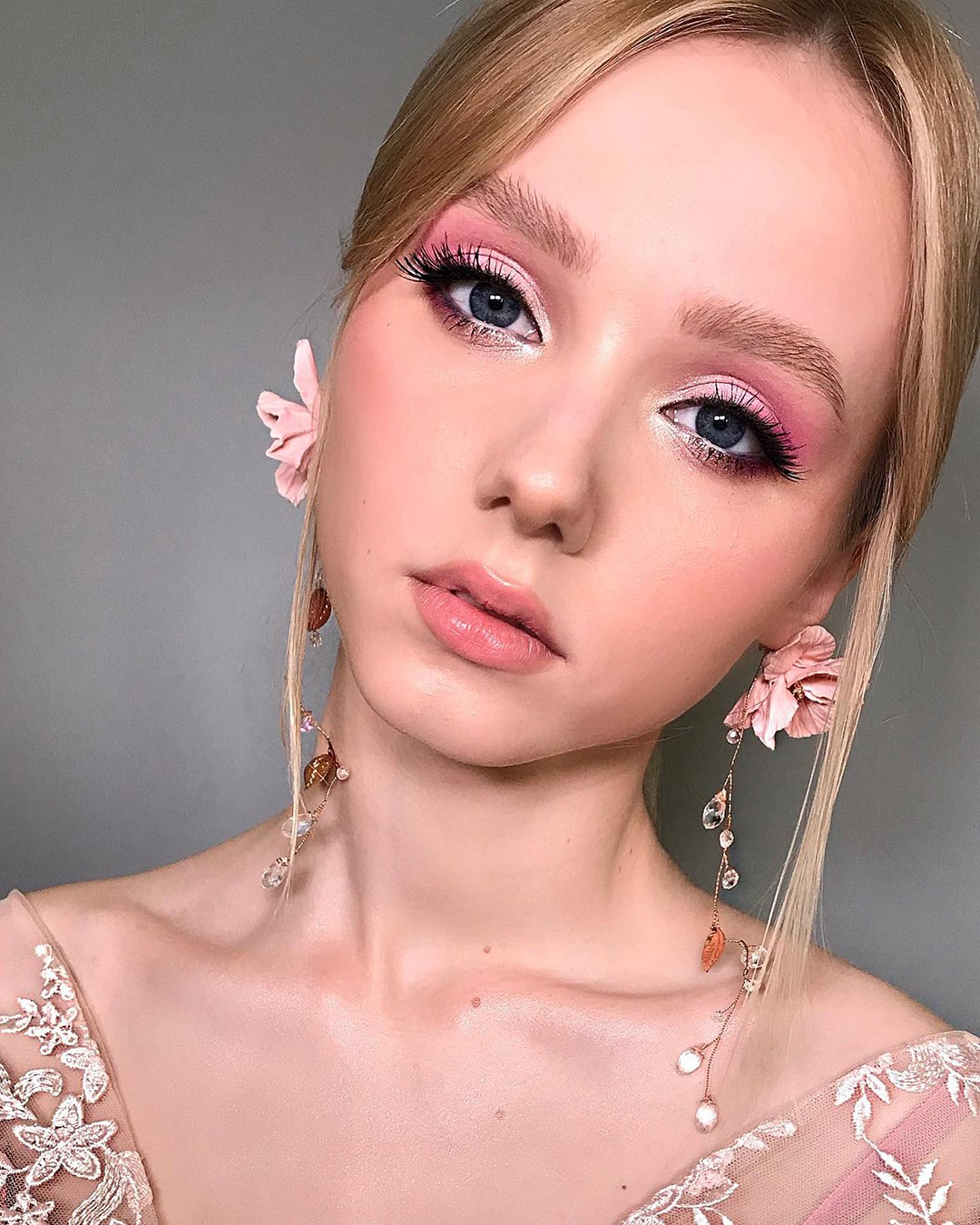 wedding makeup trends in pink tones with long lashes alyona_beauty_muah