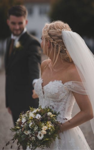 wedding songs bride groom bouquet