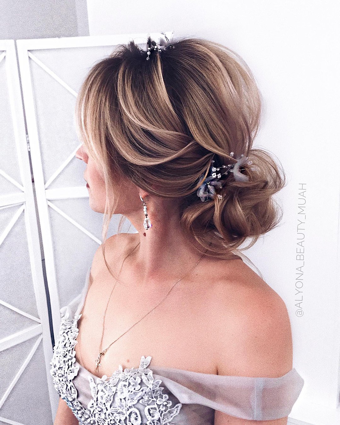 bridesmaid hairstyles low bun rextured with hairpin alyona_beauty_muah