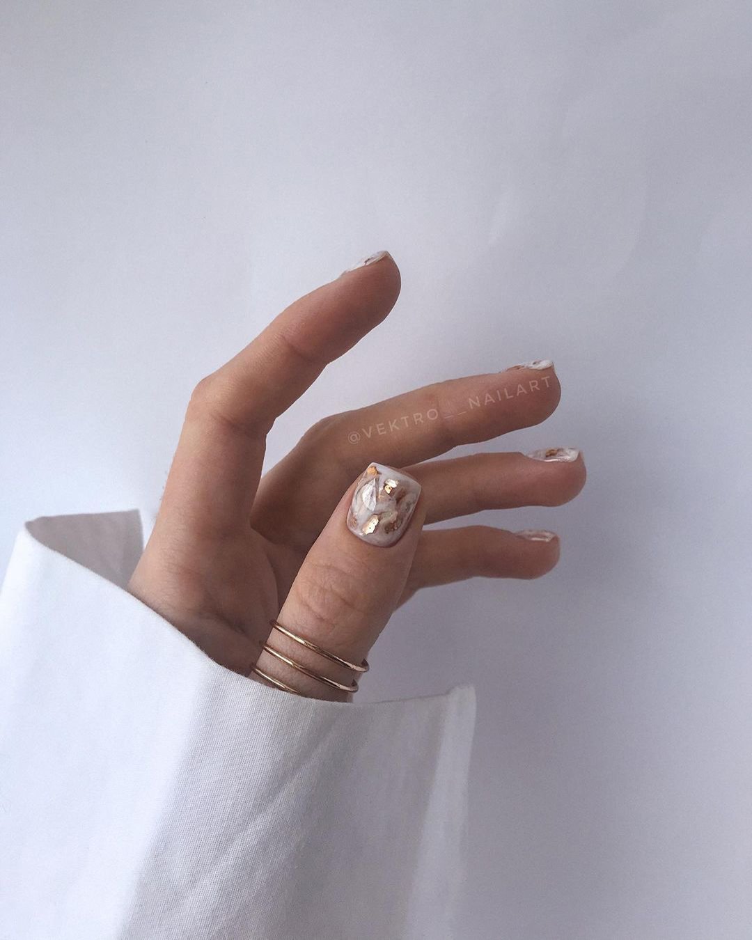 nail design wedding ideas nude white gold simple vektro__nailart