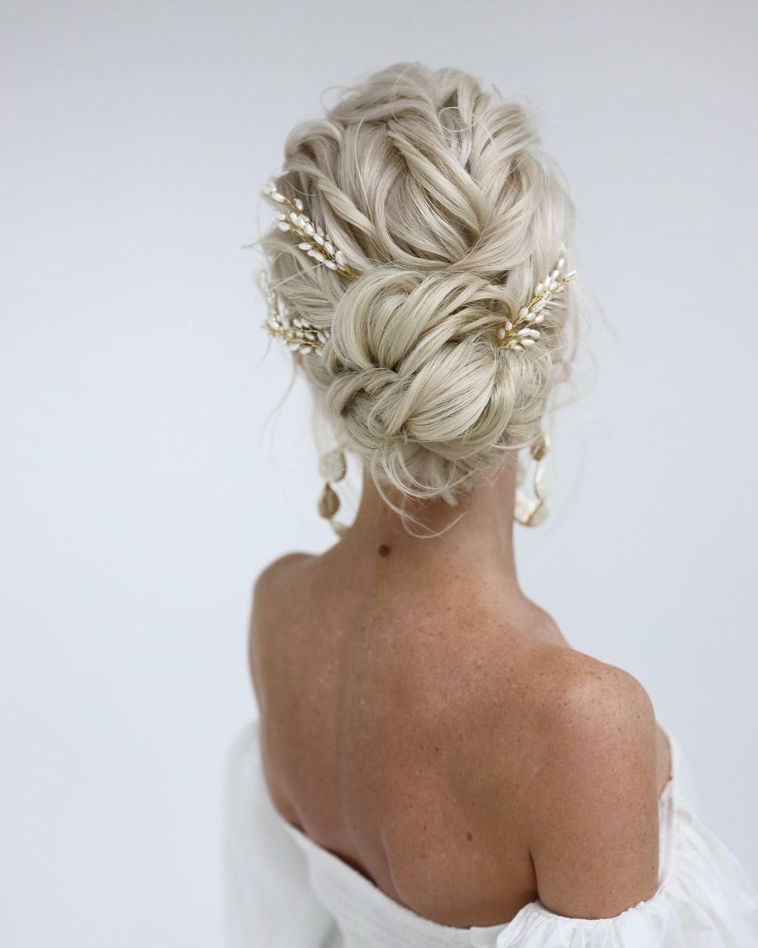 wedding hair trends bridal volume blonde bun tonyastylist