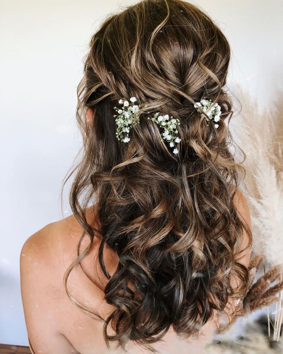 wedding hairstyles with flowers white small on messy half up mel_beyoutyartist