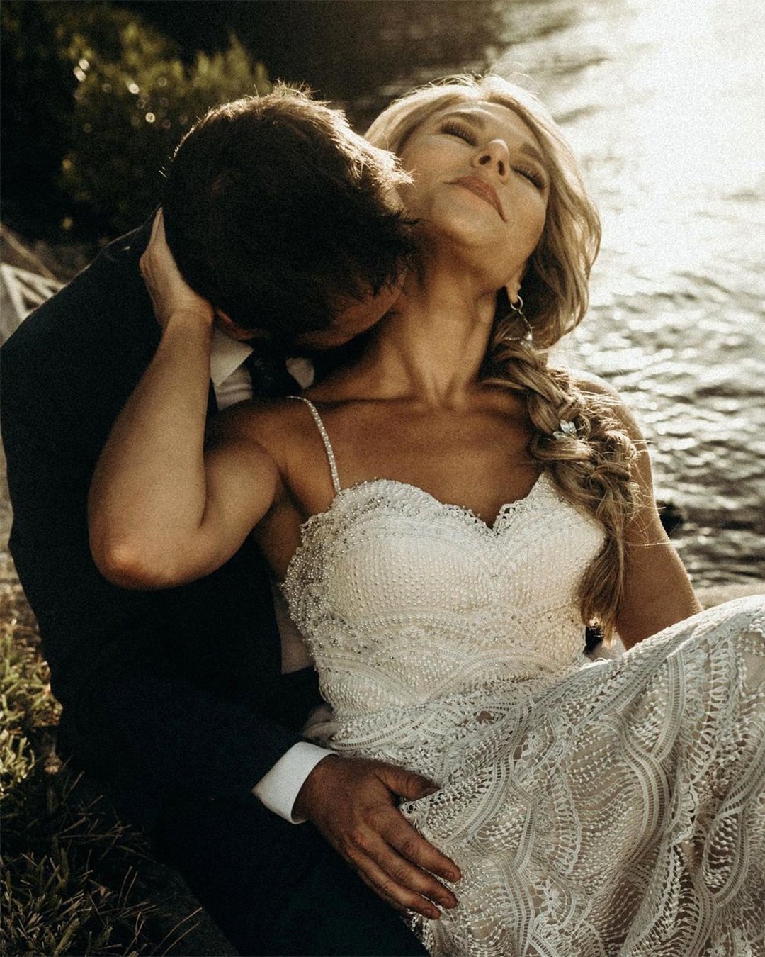 wedding poses kiss on the shoulder ideas