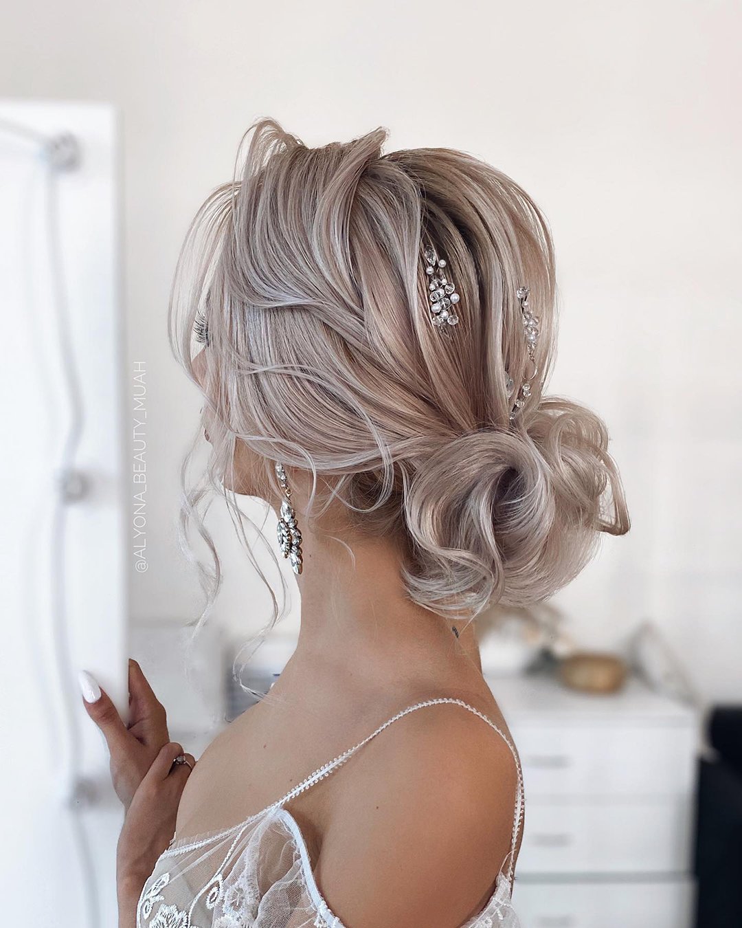 wedding updos for medium hair airy textured bun with loose curls alyona_beauty_muah