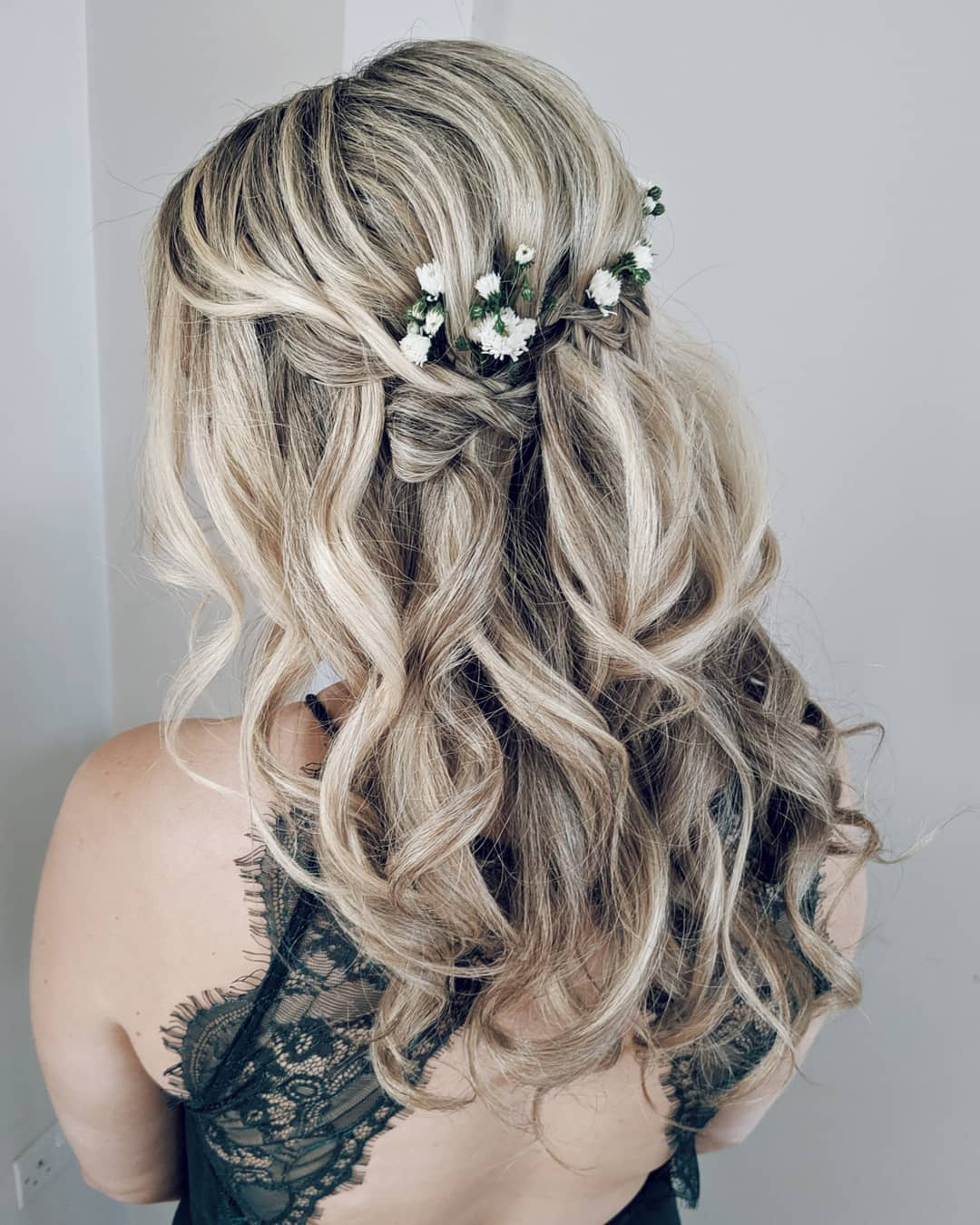 half up half down wedding hairstyles textured with fresh flowers hannahblinkohairstylist