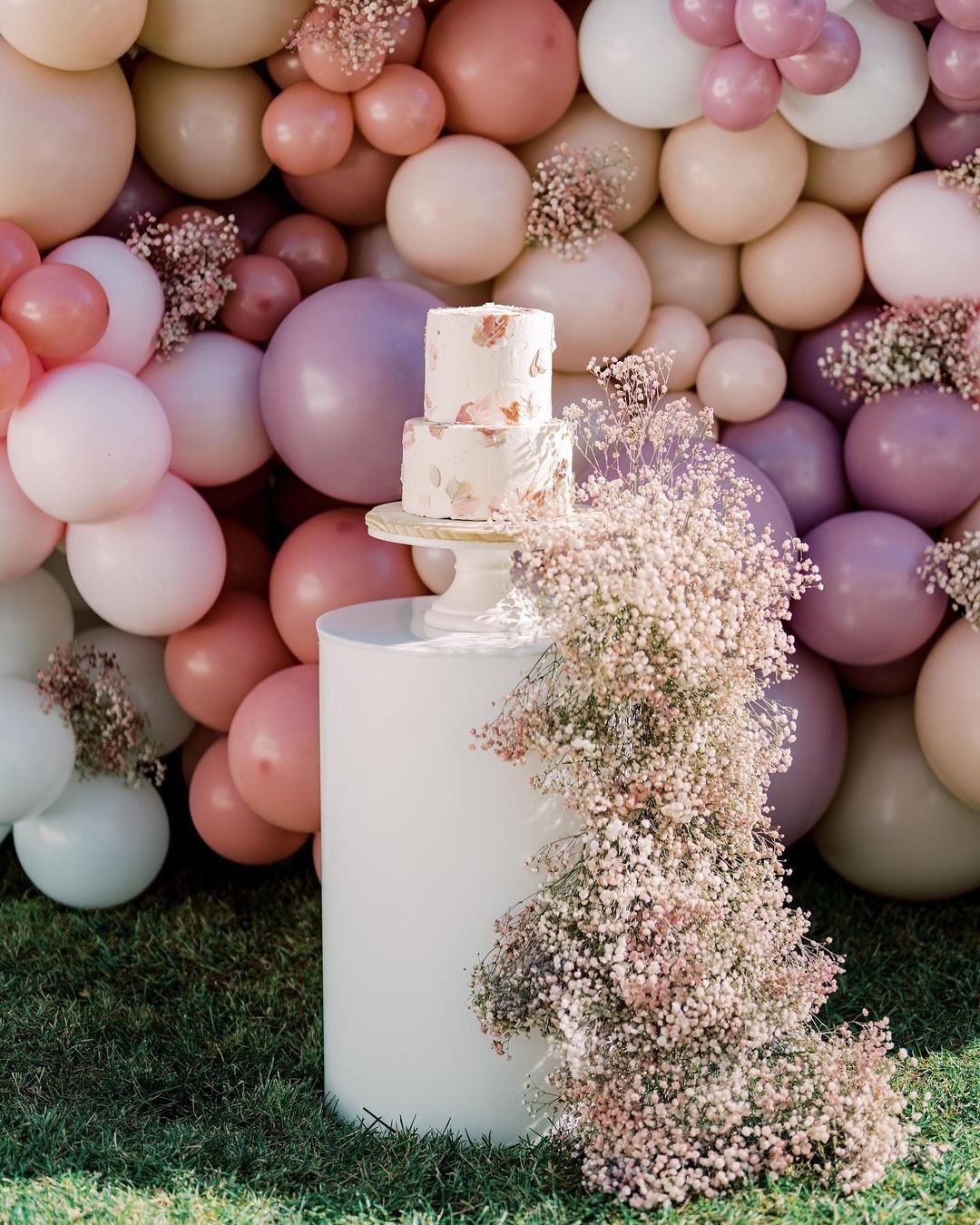 wedding balloon decorations wedding dessert tables