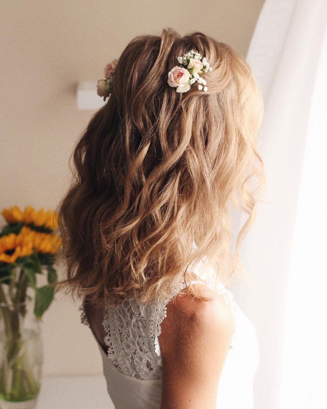 wedding hairstyles for medium hair textured curls with flowers bridal_hairstylist