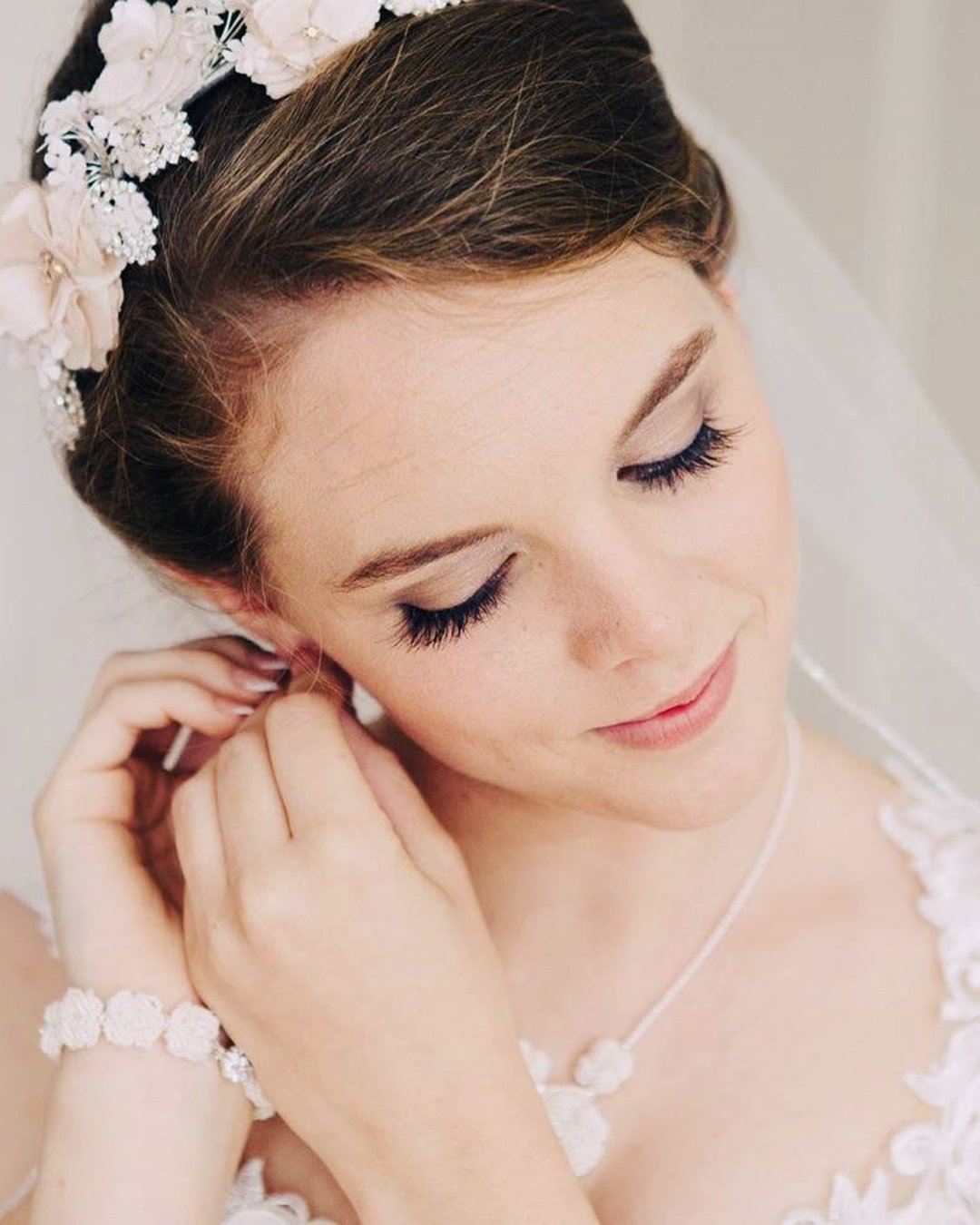 wedding hairstyles with veil and flower band on short hair makemebridal