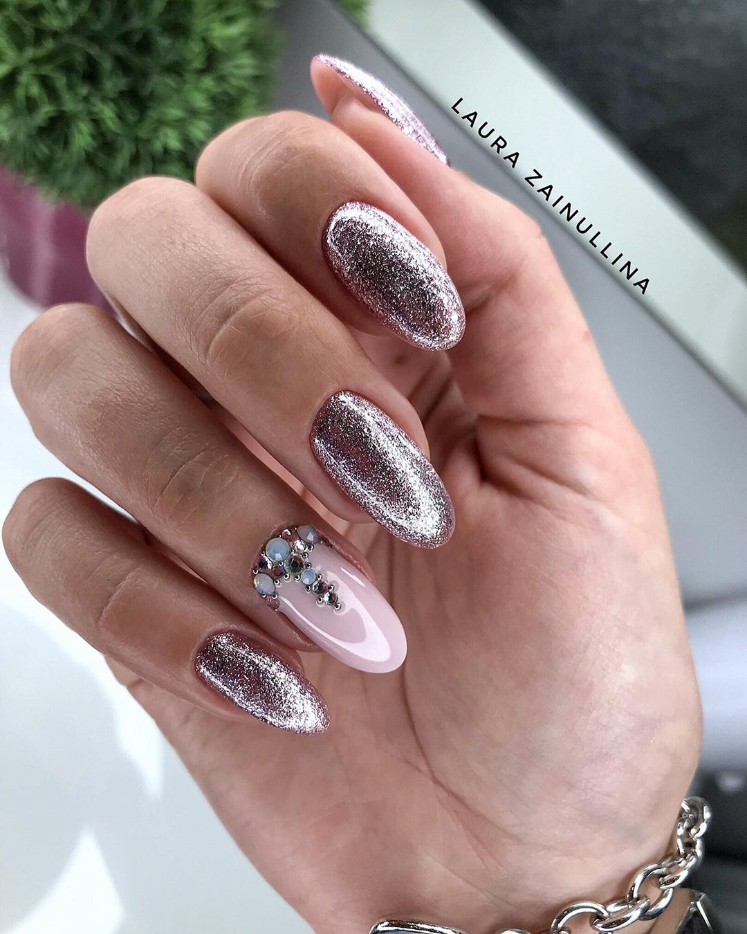 wedding nails design gentle pink with silver glitter laura_nails_studio