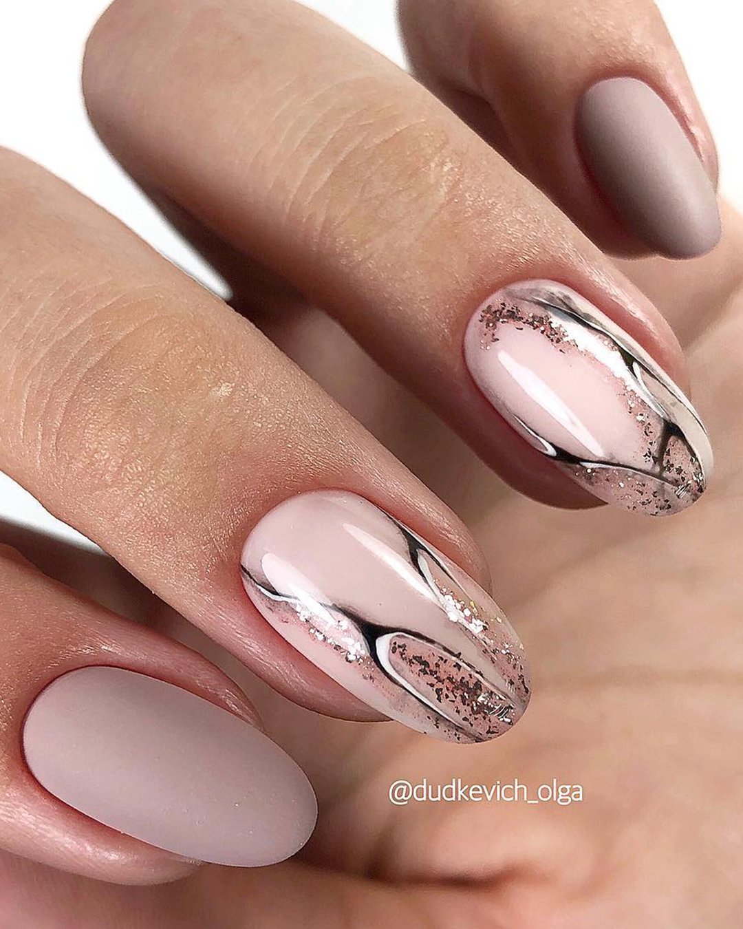 wedding nails design nude pink with golden stripes dudkevich_olga