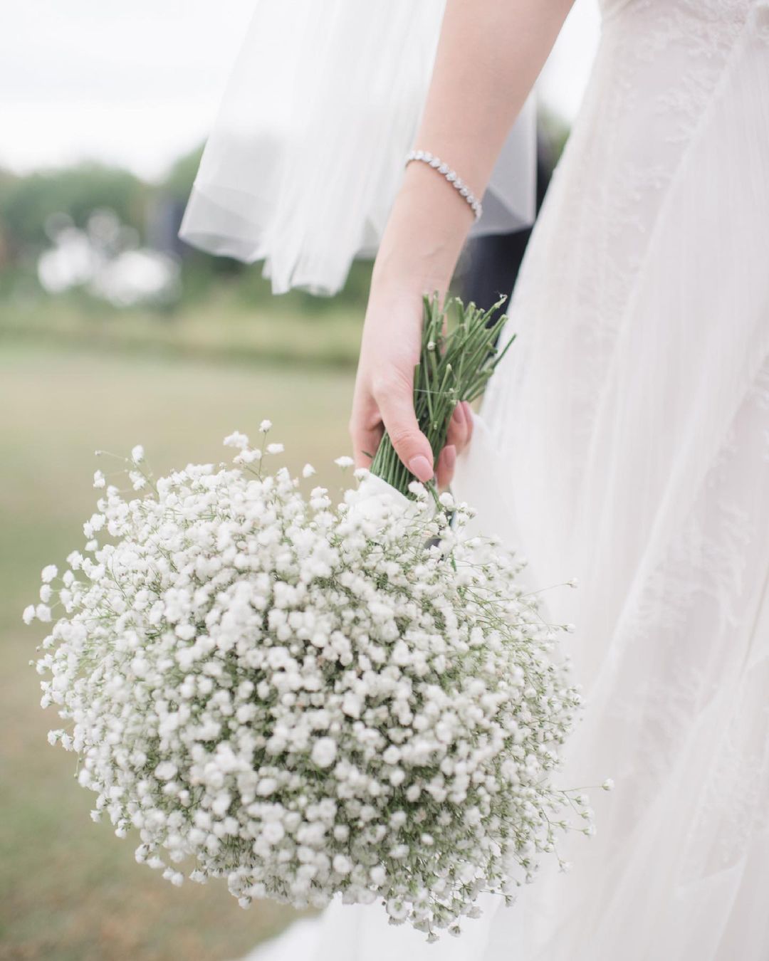 white wedding bouquets inspiration delicate wedding bouquets