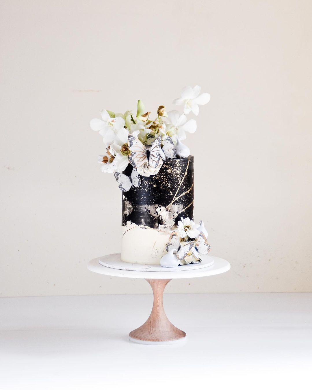 black and white wedding cakes elegant