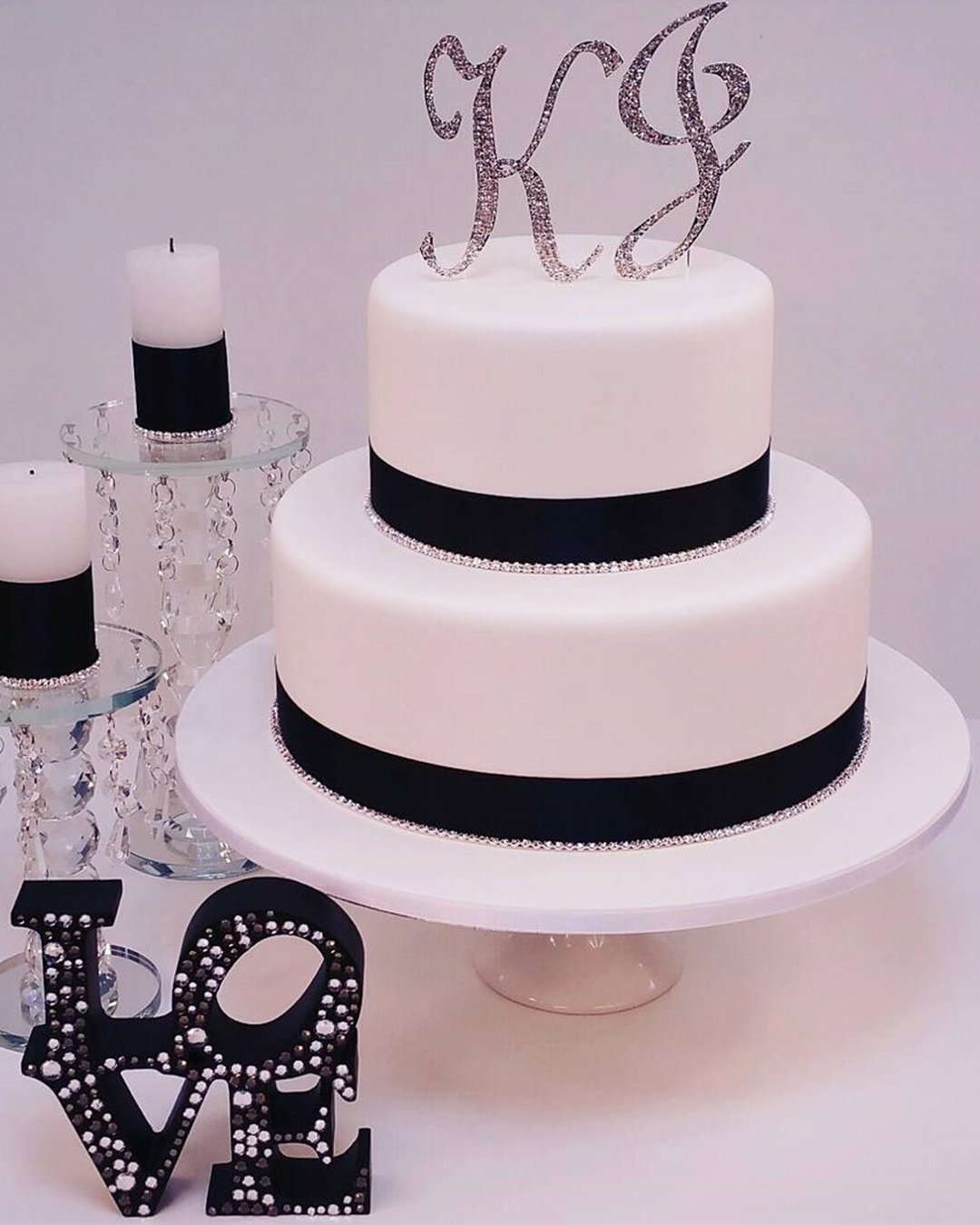 black and white wedding cakes minimalistic black and white cakes