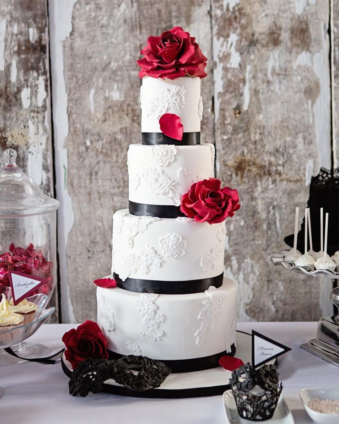 black and white wedding cakes minimalistic black and white cakes