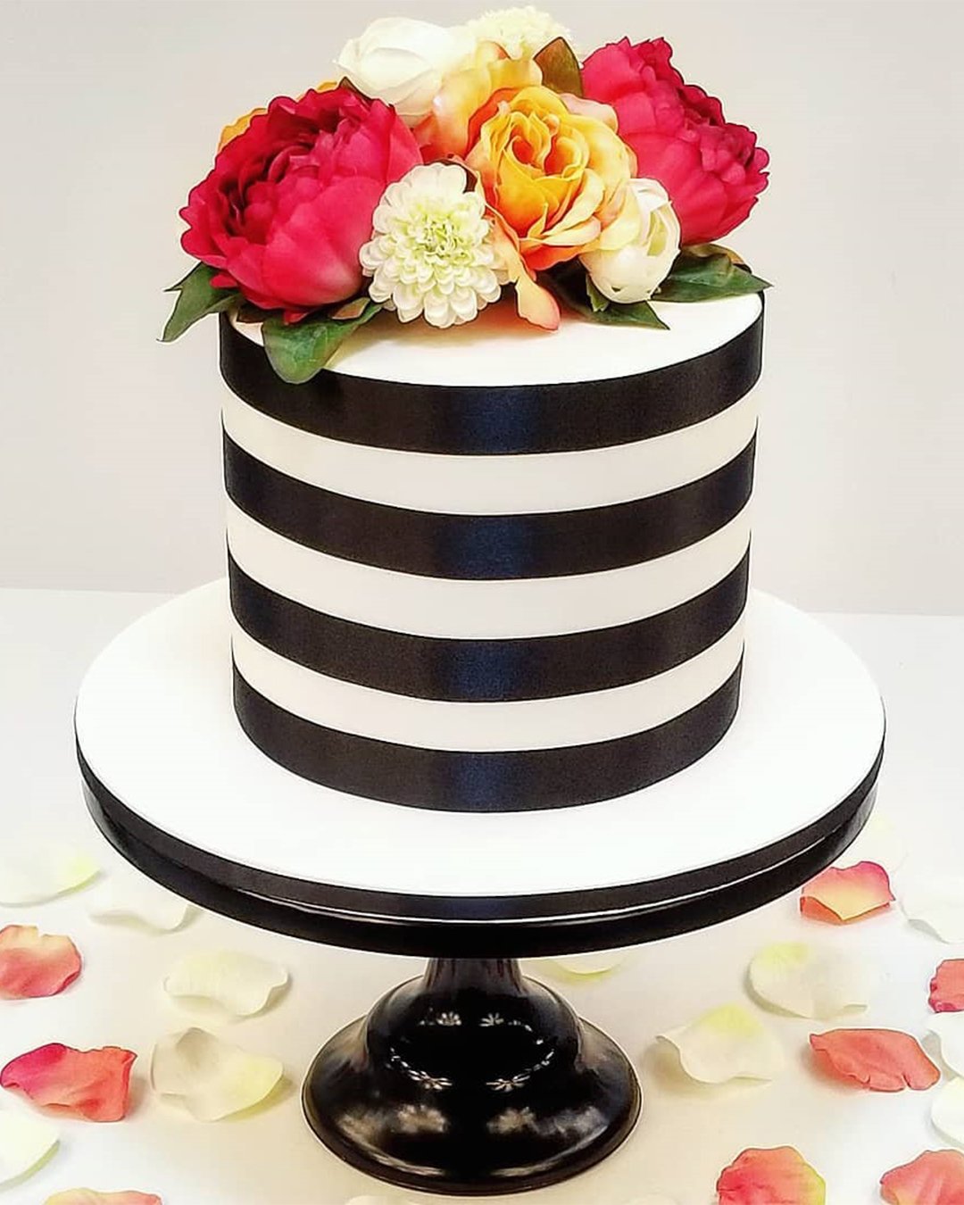 black and white wedding cakes small cakes