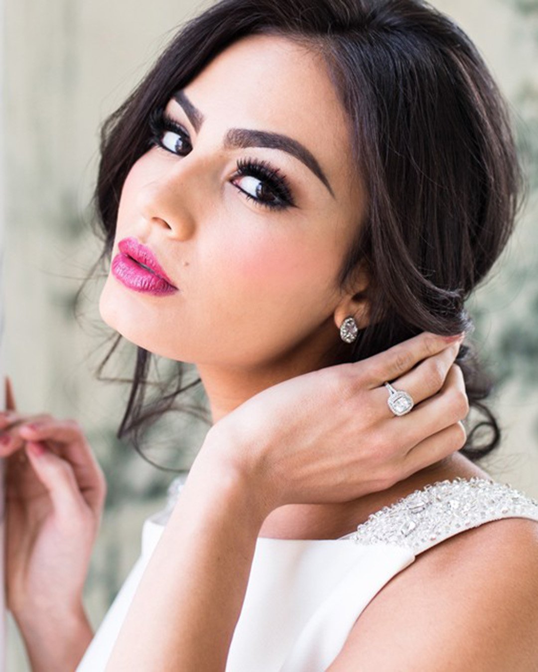 boho wedding makeup bright eyes falce lashes bright pink lips hairandmakeupbysteph