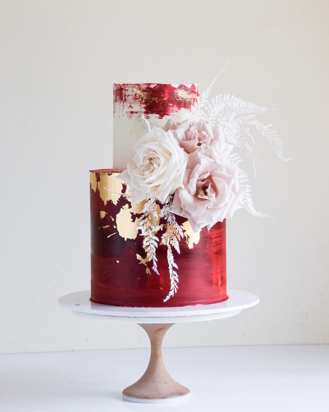 colored wedding cakes with metalic fragments inspiration