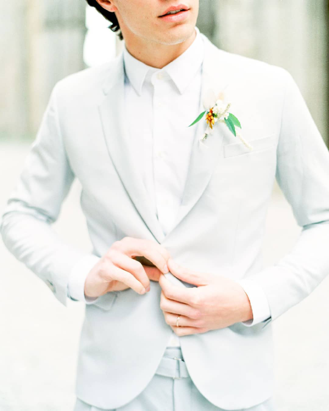 groomsmen attire white jacket with tie bouttoniere linneo eu