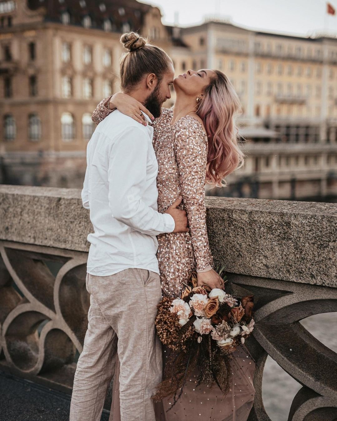 honeymoon photo ideas city walk ideas