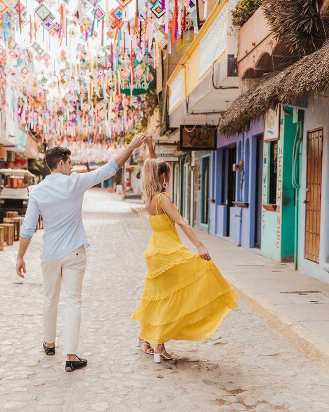 honeymoon photo ideas city walk ideas together