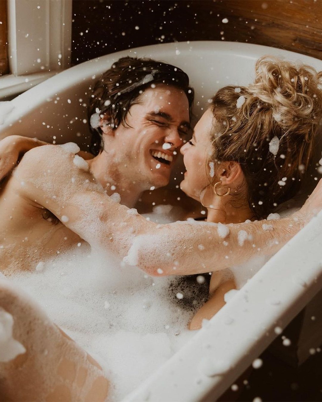 honeymoon photo ideas couple in bathtub