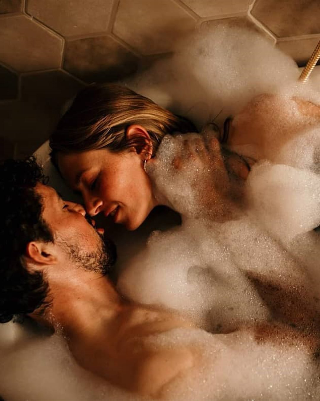 honeymoon photo ideas couple in bathtub inspiration