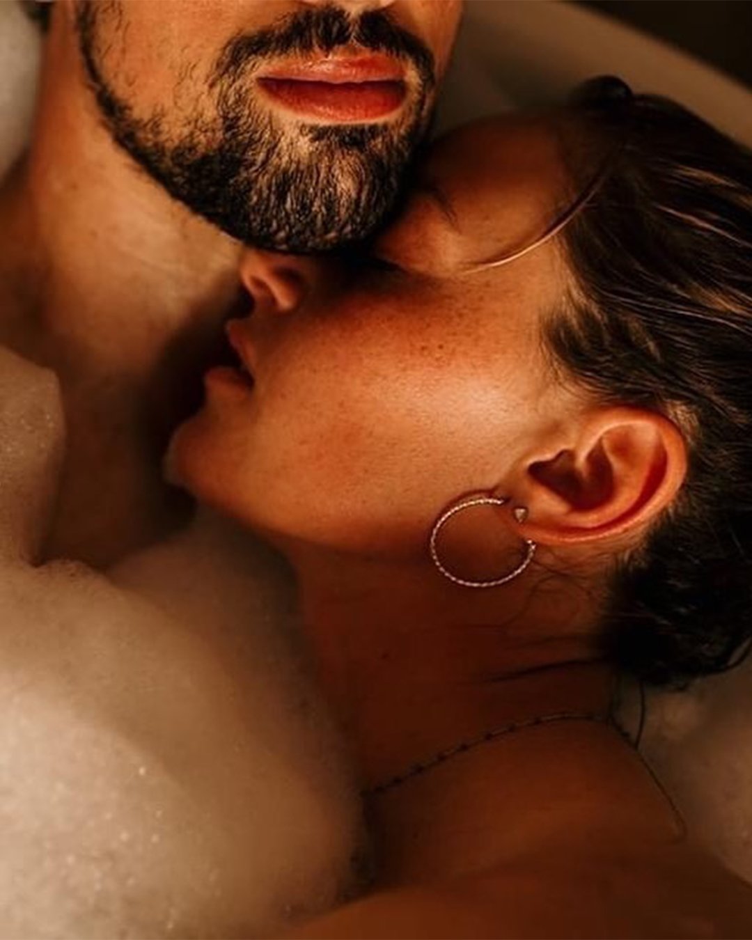 honeymoon photo ideas couple in bathtub