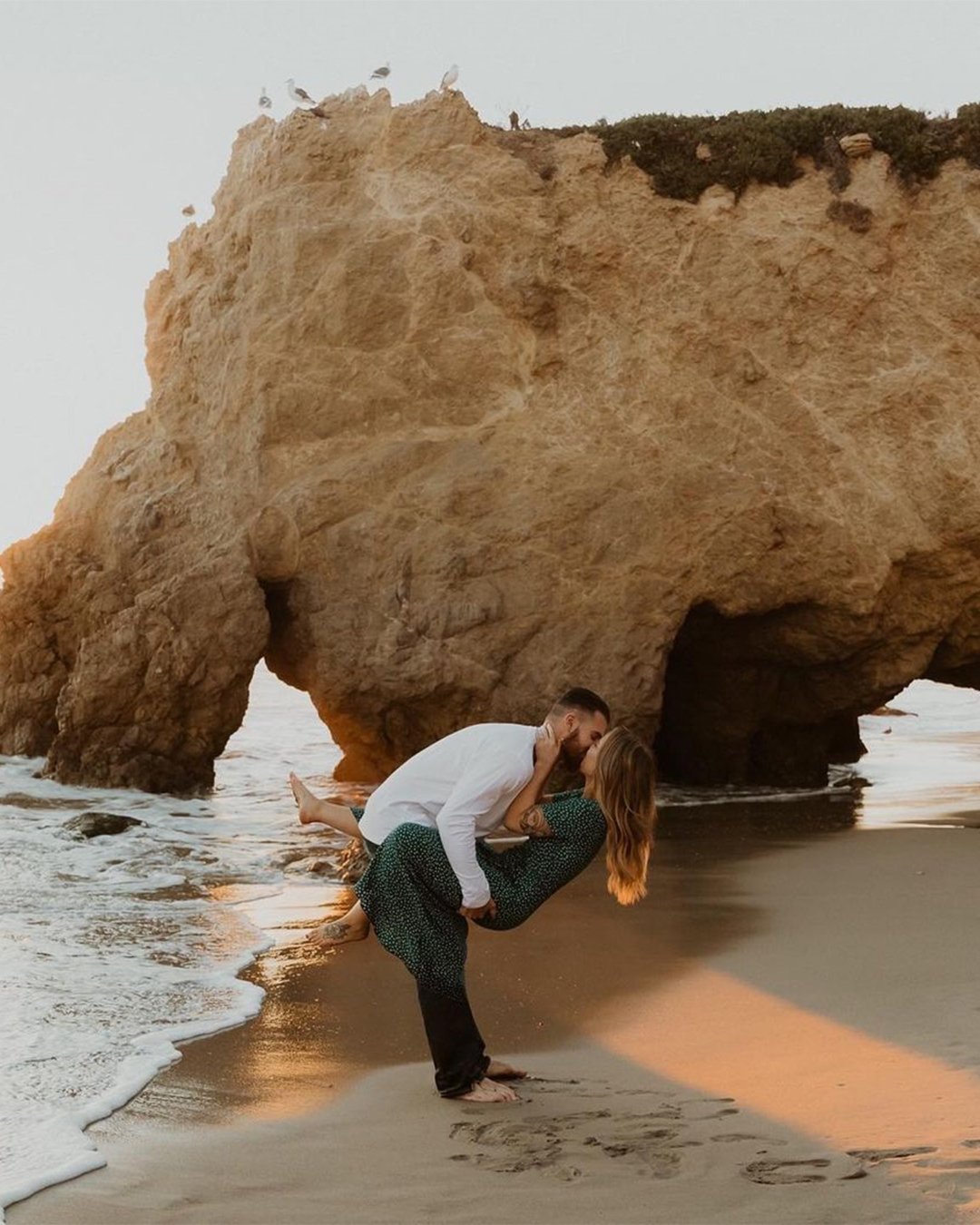 honeymoon photo ideas fun on the beach for two