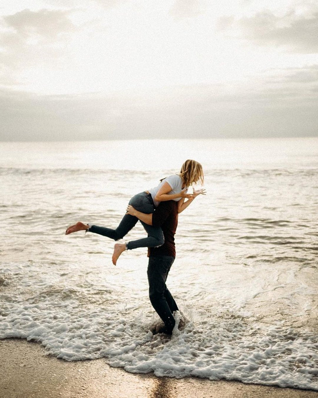 honeymoon photo ideas fun on the beach for two