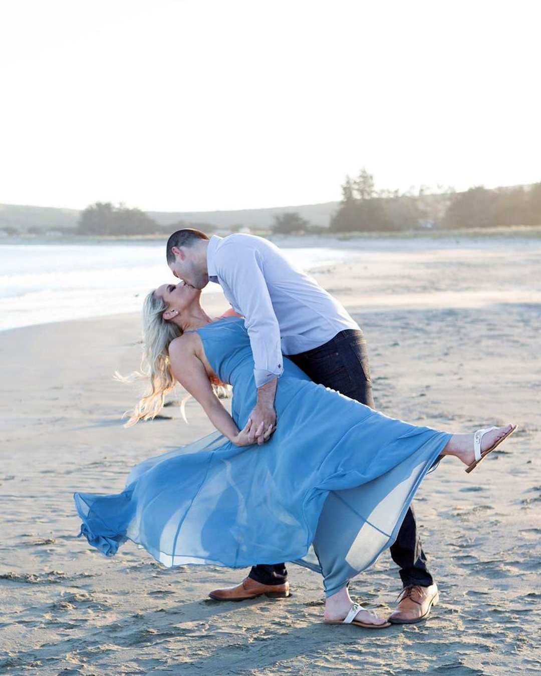 honeymoon photo ideas fun on the beach for two