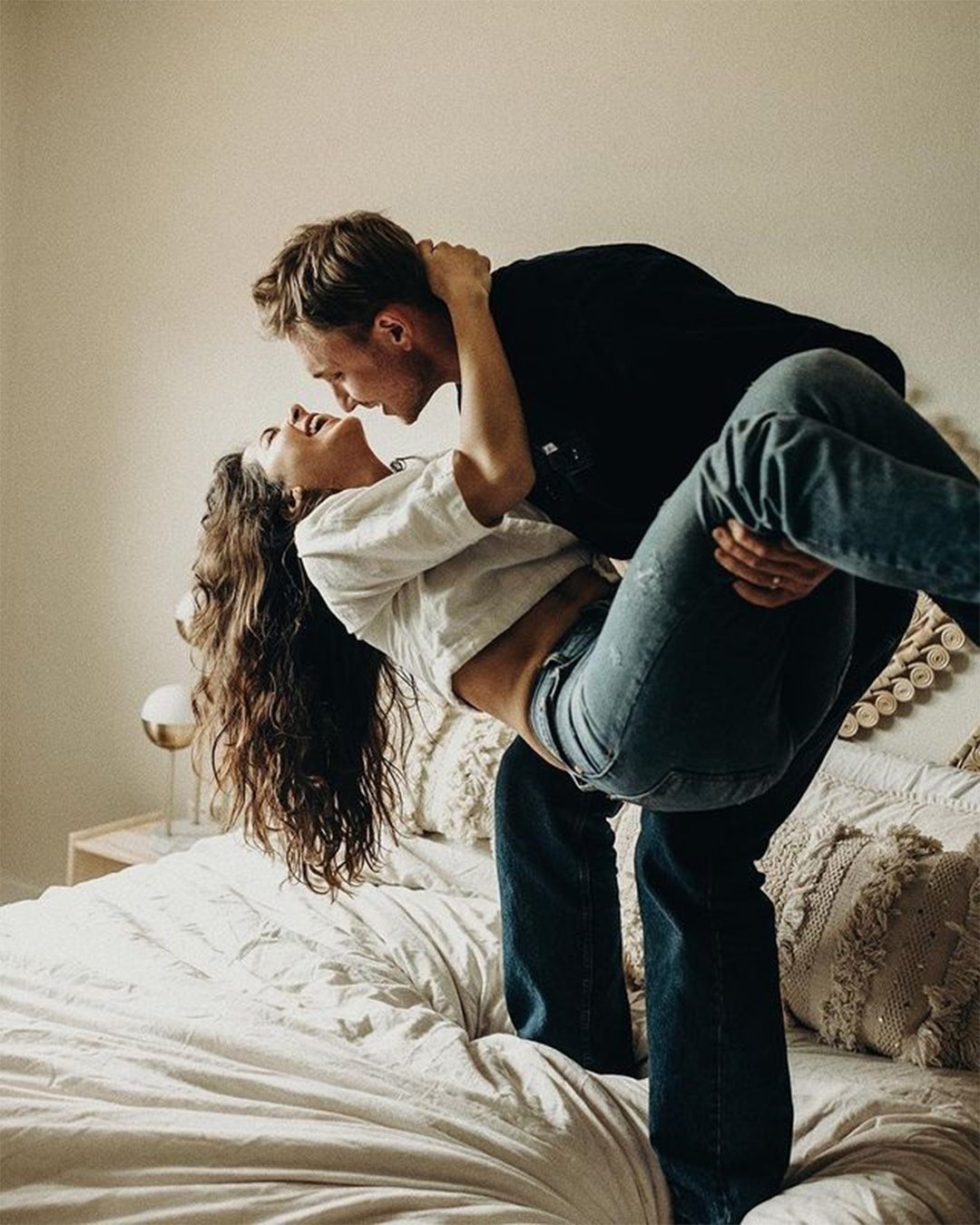honeymoon photo ideas in hotel