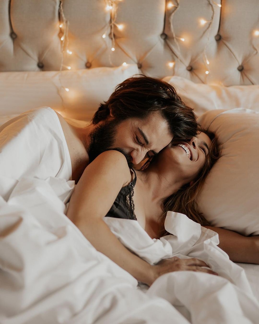 honeymoon photo ideas in hotel
