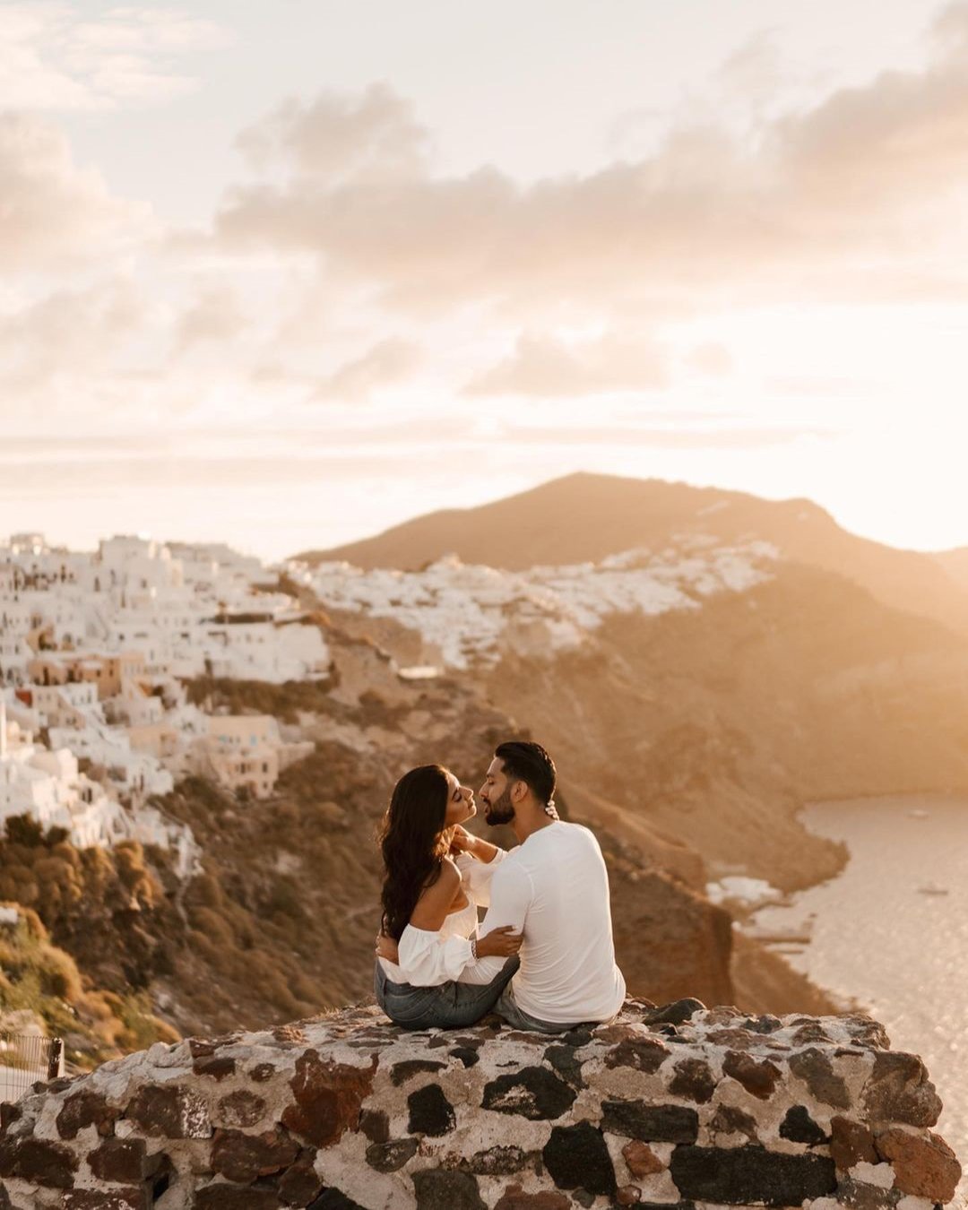 honeymoon photo ideas outdoor romantic photoshoot