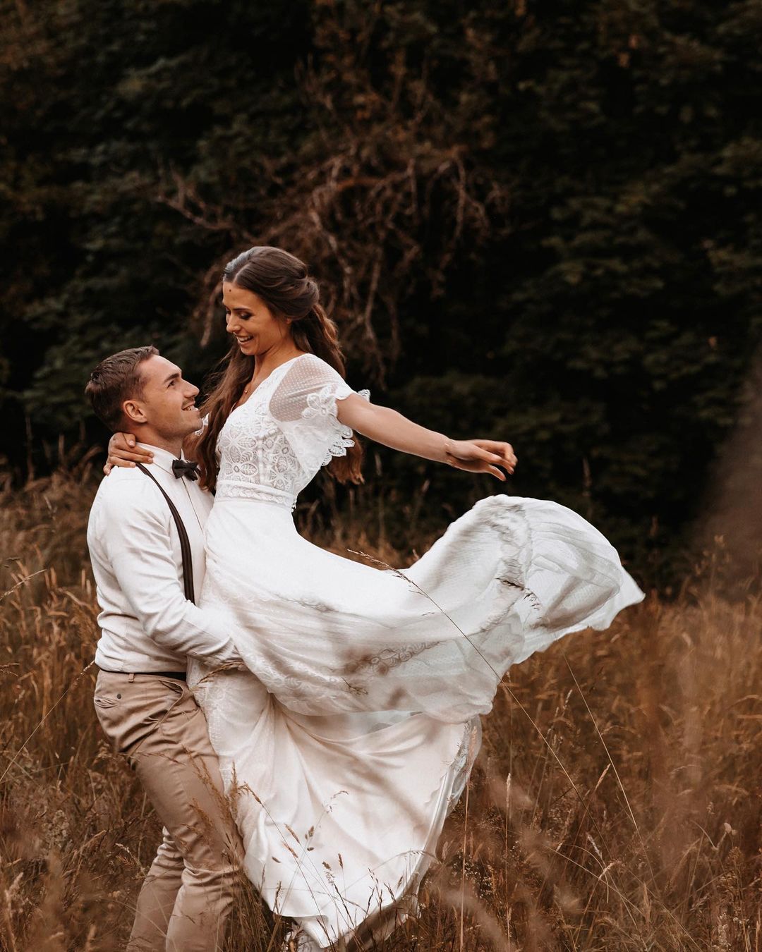 honeymoon photo ideas outdoor romantic photoshoot