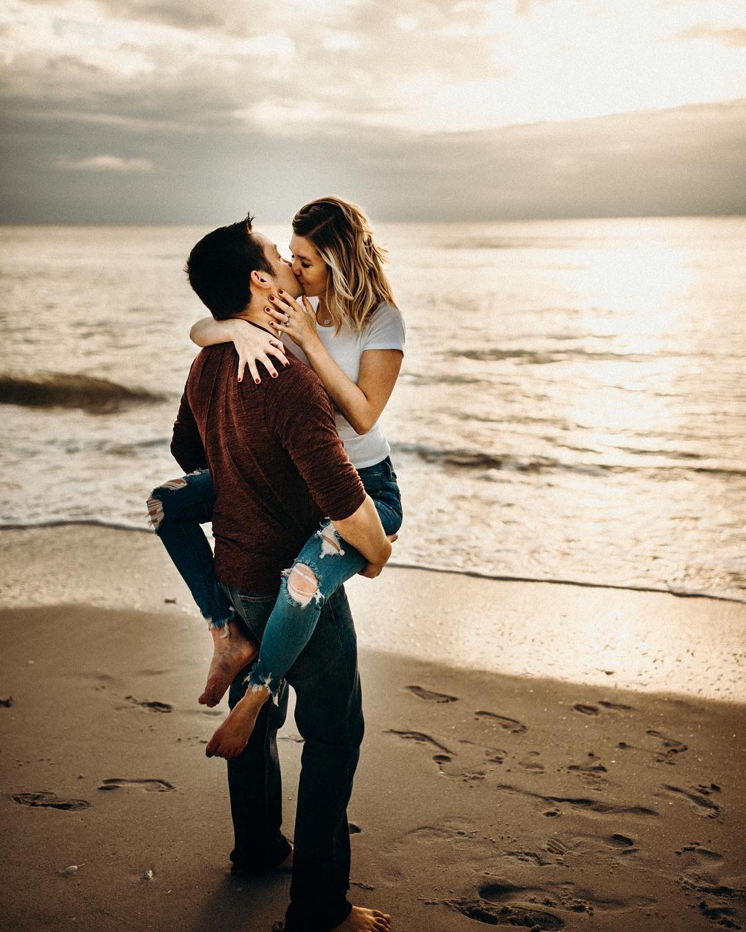 honeymoon photo ideas sweet honeymoon kiss
