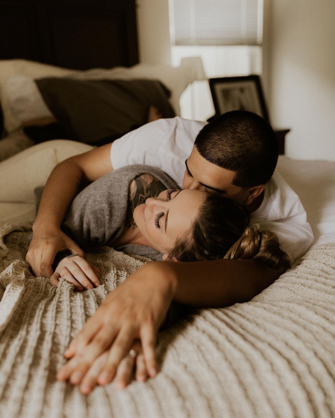 honeymoon photo ideas warming hugs
