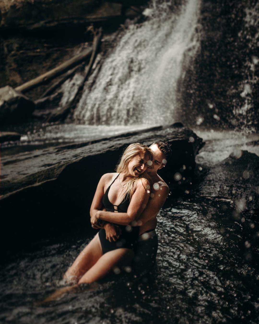 honeymoon photo ideas warming hugs