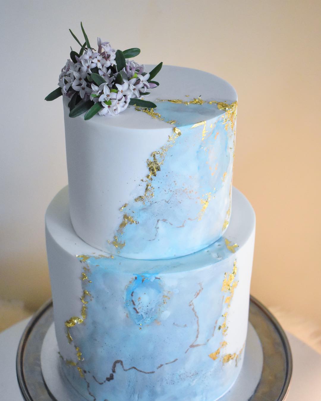 marble wedding cakes shades of grey and blue flowers