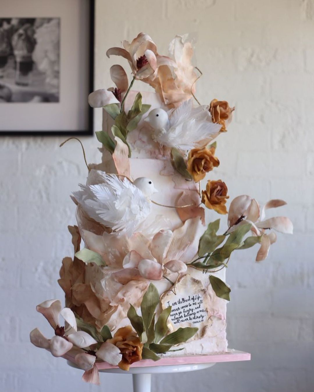 unique wedding cakes romantic dreamy wedding cakes ideas