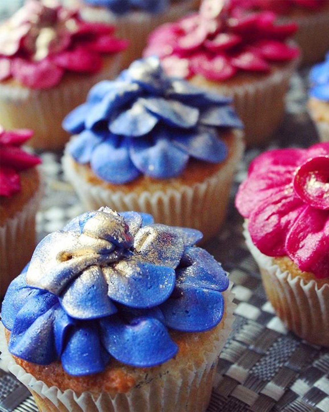 unique wedding cupcake ideas royal blue cupcakes