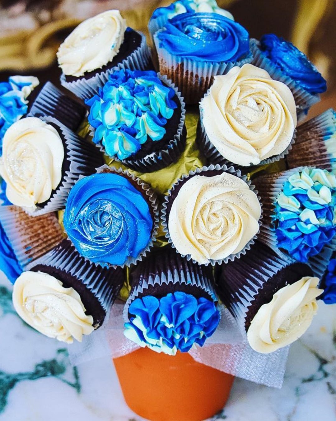 unique wedding cupcake ideas royal blue cupcakes flowers
