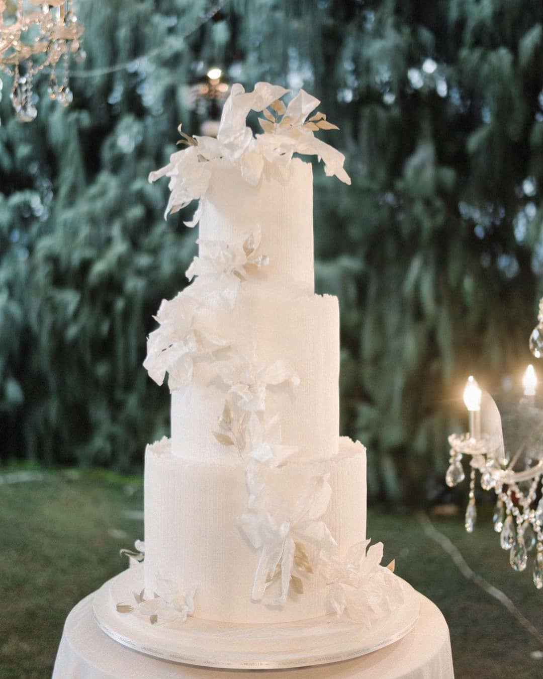 wedding cake trends white wedding cake