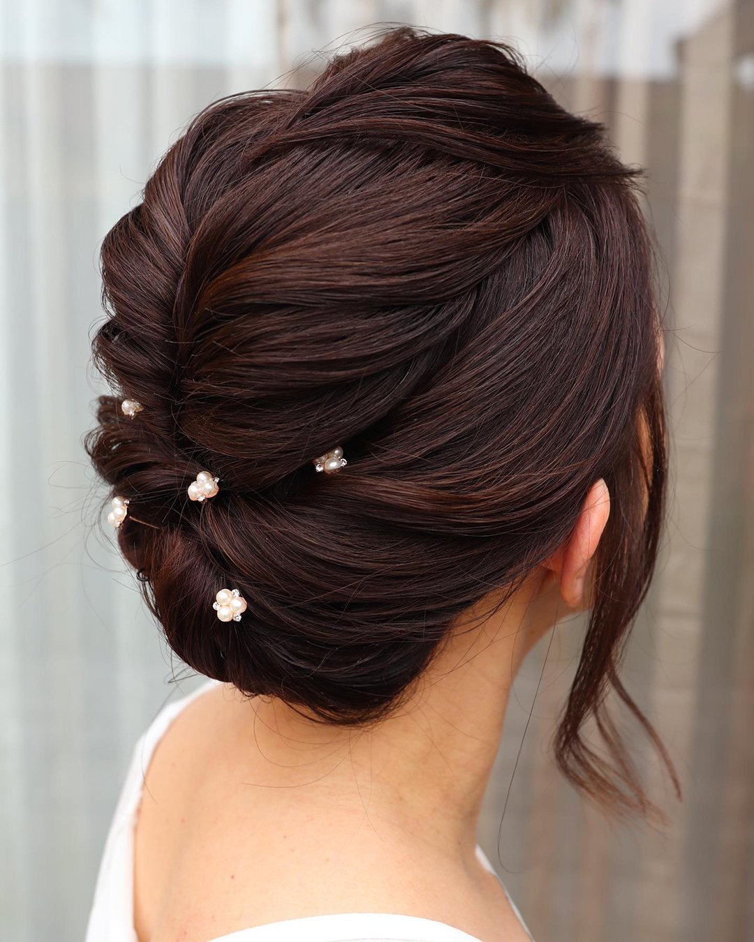 wedding updos for short hair textured smooth updo _vanessaospina_