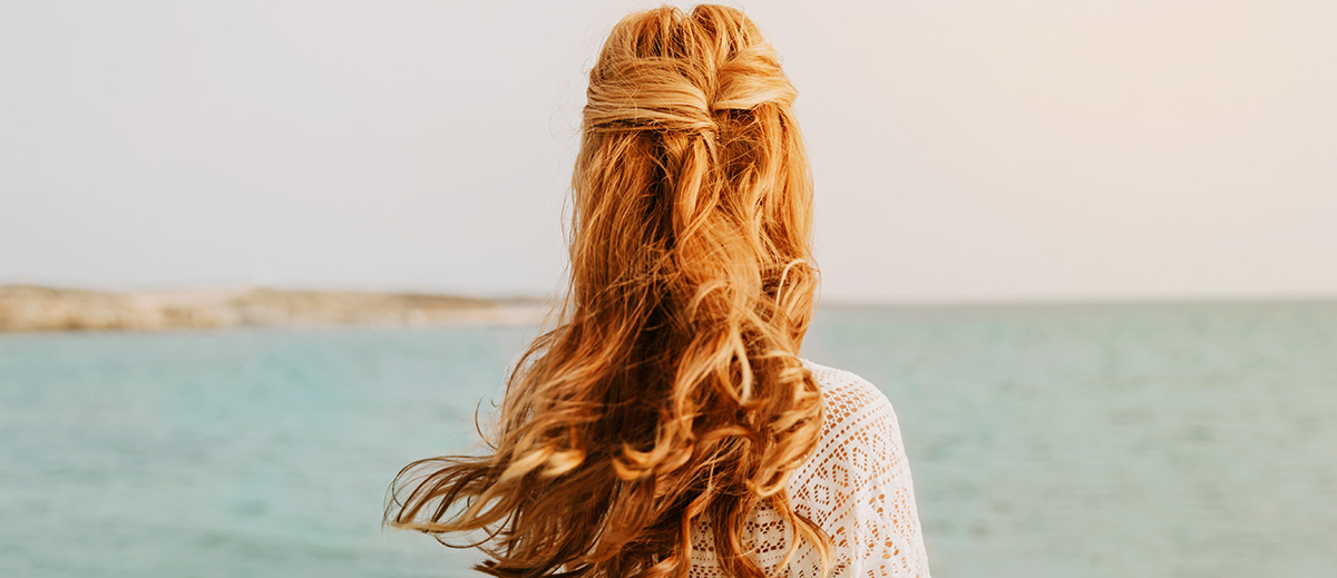 30+ Beach Wedding Hairstyles: Relaxed Looks [2022 Guide & FAQs]