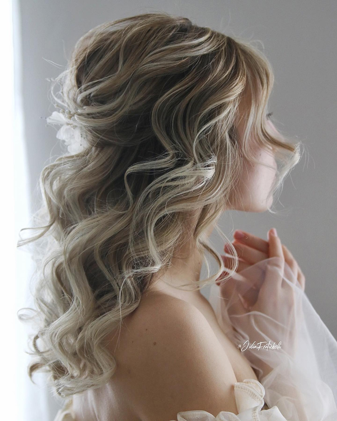 beach wedding hairstyles half up light curls juliafratichelli.bridalstylist