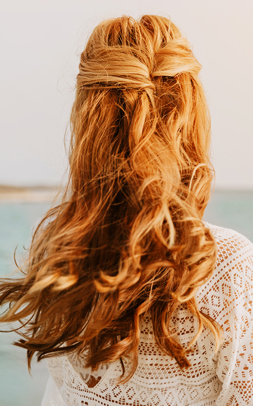 27 Effortlessly Stylish Half-tie Hairstyles We Spotted on Real brides |  WeddingBazaar