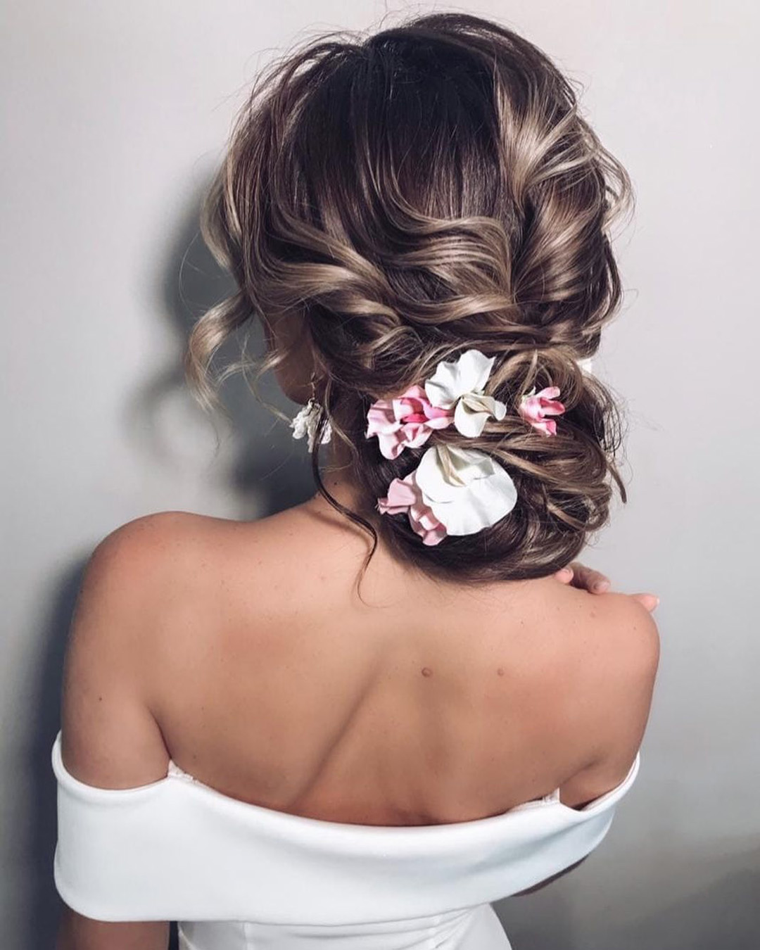 beach wedding hairstyles messy low bun with flowers art4studio