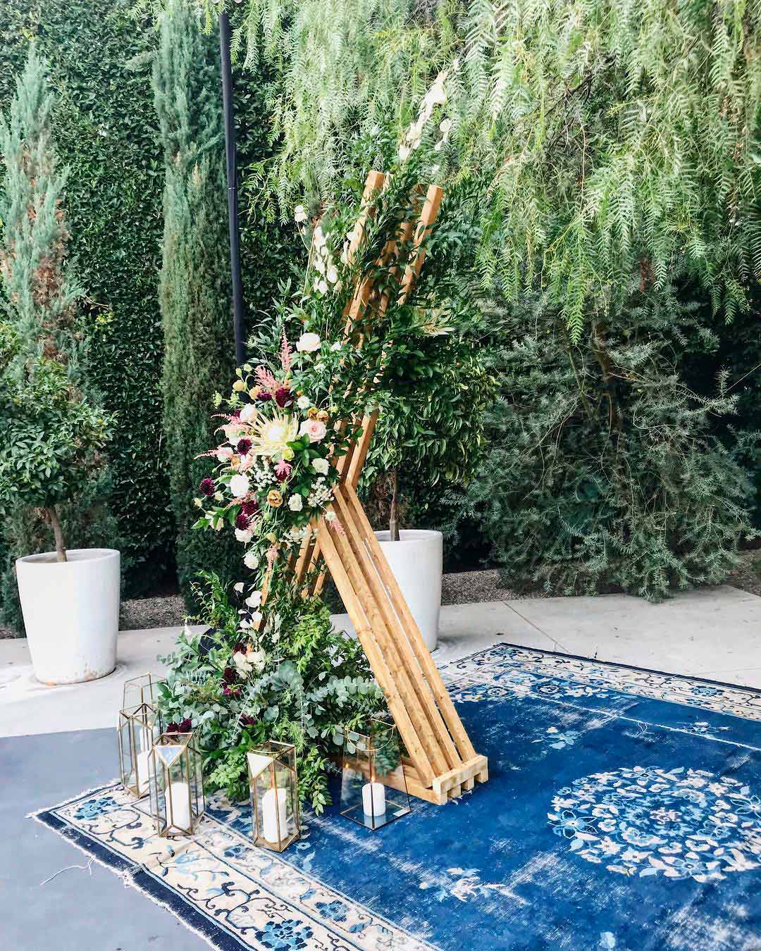 blue and gold wedding theme aisle