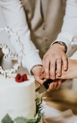 Cake Cutting Songs: 30 Best Songs + Short Guide How To Choose It