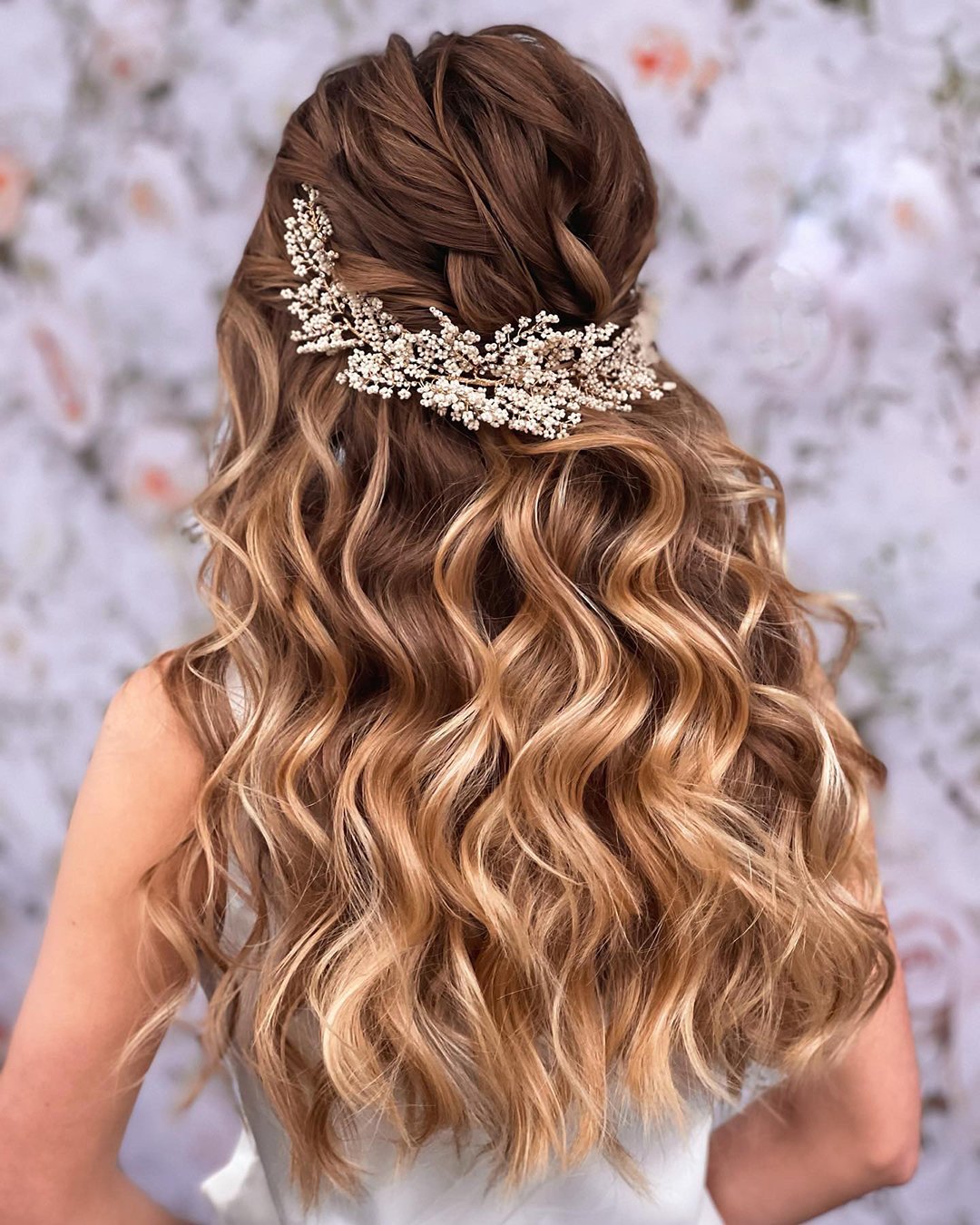 fall wedding hairstyles curls with flowers kasia_fortuna